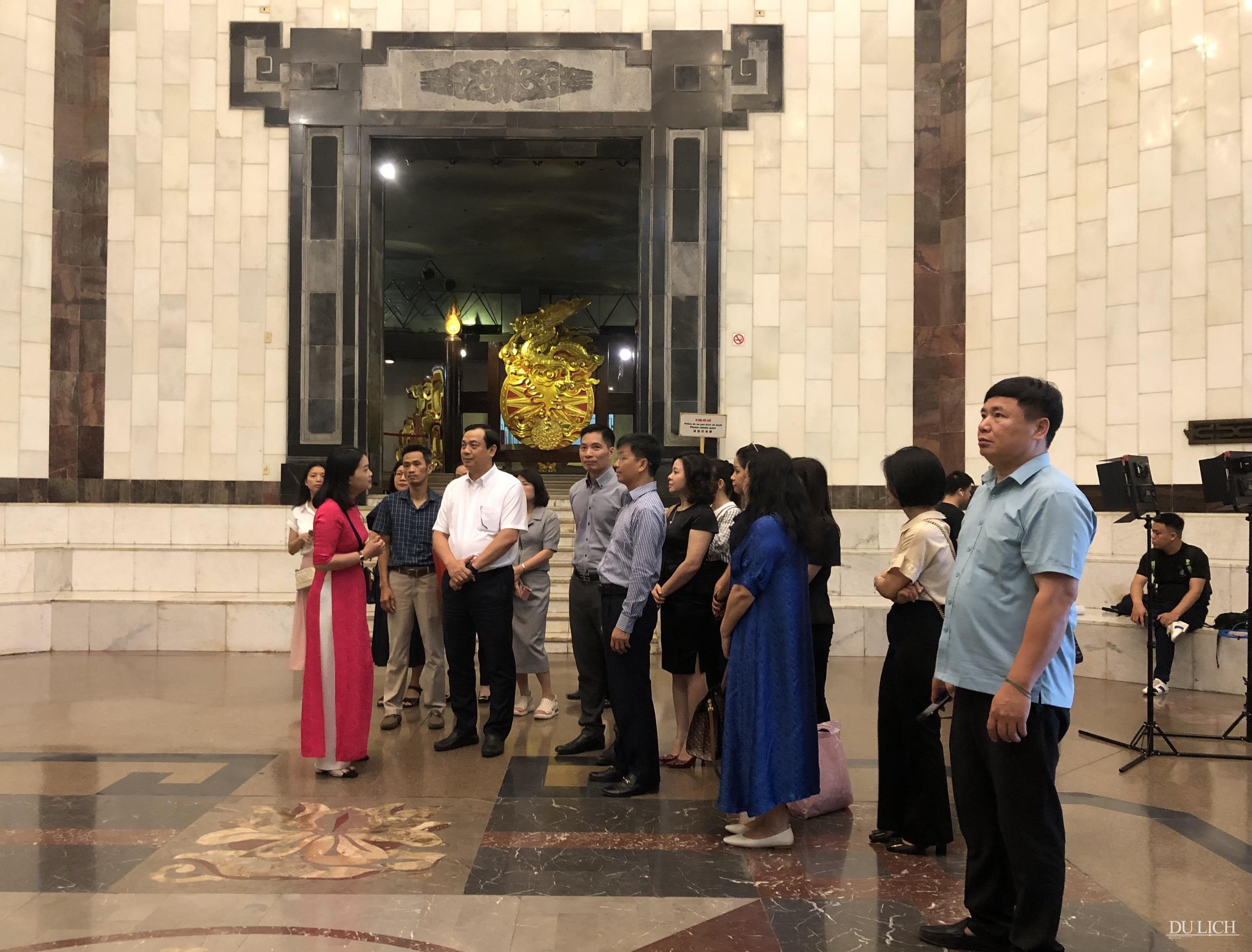 Đoàn tham quan và nghe thuyết minh về cuộc đời sự nghiệp của Chủ tịch Hồ Chí Minh
